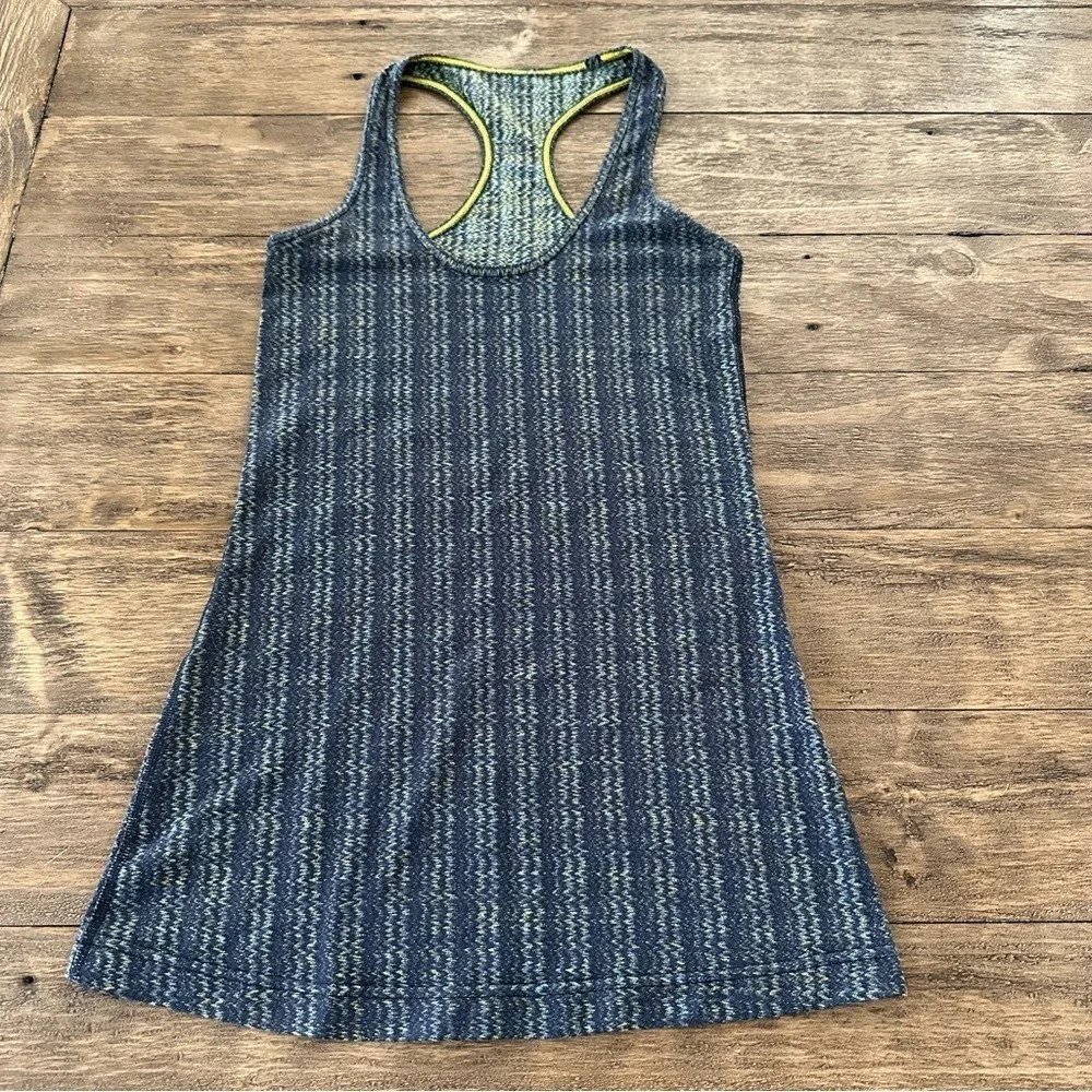 Lululemon Size 2/4 Blue Longer length tank top Racerback zigzag print yoga